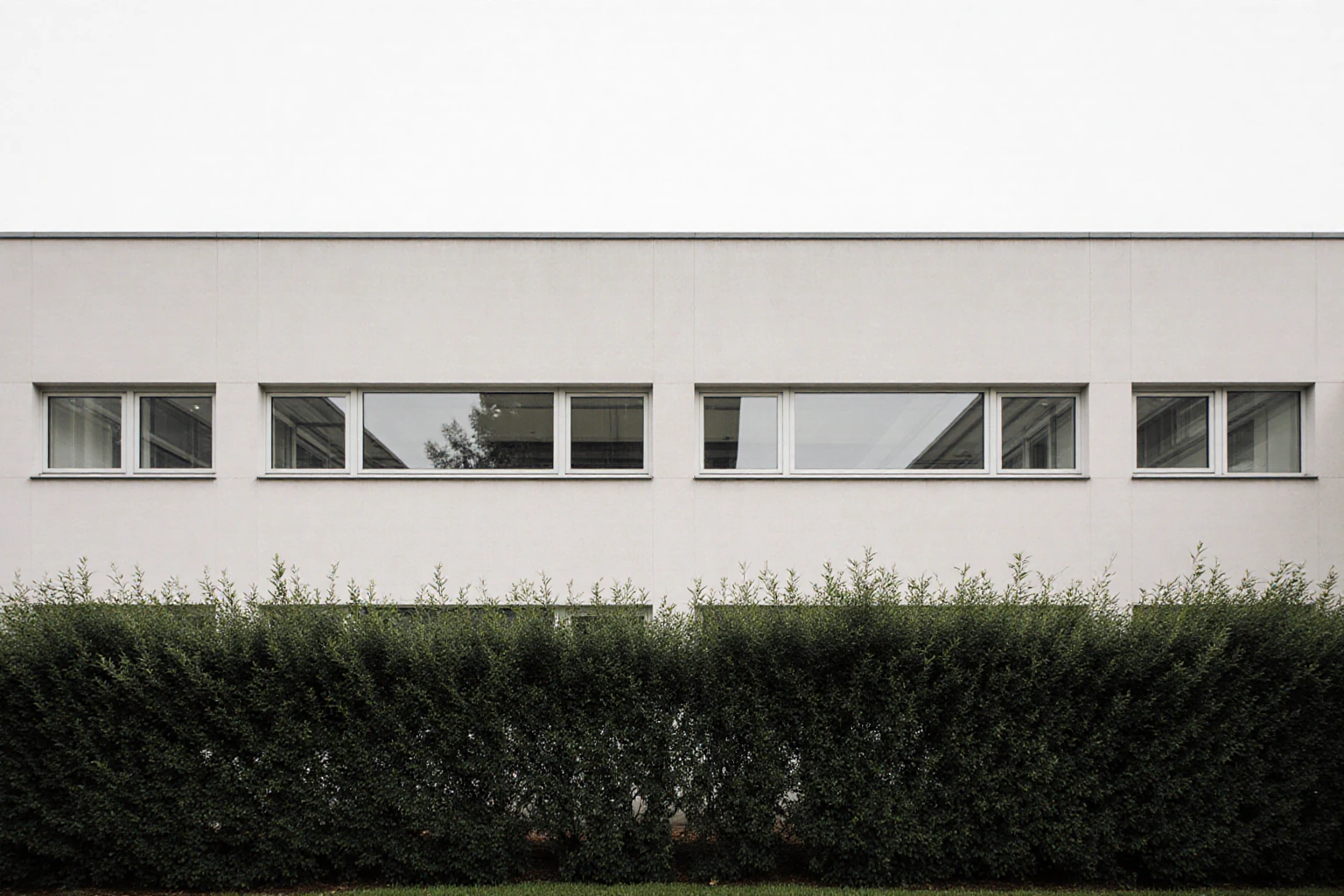 Fensterfassade eines Verwaltungsgebäudes mit zugehöriger Freifläche